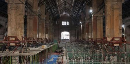 Obres de restauració del mercat de Sants, en una imatge d'abril de 2012