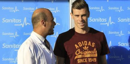 El centrocampista galés, hasta ahora jugador del Tottenham, a su llegada a la clínica donde ha pasado reconocimiento médico tras su fichaje por el Real Madrid. El jugador será presentado hoy en el palco de honor del estadio Santiago Bernabéu y posteriormente pisará por primera vez el césped del Santiago Bernabéu con la camiseta del Real Madrid y atenderá a los medios de comunicación en la sala de prensa.