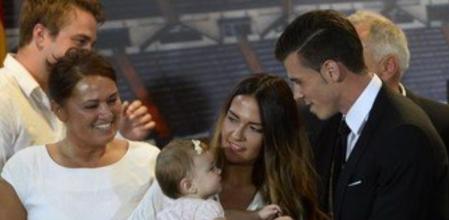 El futbolista Gareth Bale junto a su novia, Emma Rhys Jones, y la hija de ambos Alba Violet Jones durante la presentació del nuevo fichaje del Real Madrid en el Bernabeu