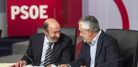 Alfredo Pérez Rubalcaba y José Antonio Griñán hablan durante la primera reunión de la Ejecutiva
