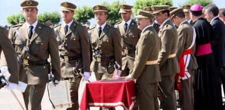 Militares recogiendo el diploma que los acredita como sargentos en la entrega de despachos del mes de julio