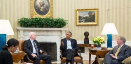 Imagen cedida por la Oficina de Prensa de la Casa Blanca del presidente de Estados Unidos Barack Obama, la asesora de seguridad Susan Rice, el senador por Arizona y excandidato presidencial republicano en 2008 John McCain y el senador por Carolina del Sur Lindsey Graham