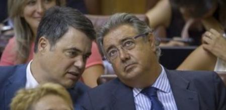 El portavoz del PP-A, Carlos Rojas, conversa con el presidente de su partido, Juan Ignacio Zoido, durante el discurso del debate de investidura de la candidata socialista a la presidencia de la Junta de Andalucía y consejera de la Presidencia en funciones, Susana Díaz.