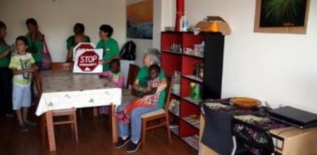 Más de 40 personas viven en los pisos ocupados por la PAH en Salt