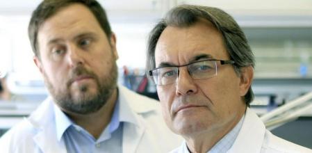 El presidente de la Generalitat, Artur Mas, y el alcalde de Sant Vicenç dels Horts y dirigente de ERC, Oriol Junqueras, durante la visita que han realizado a las instalaciones de la empresa de dispositivos coronarios iVascular