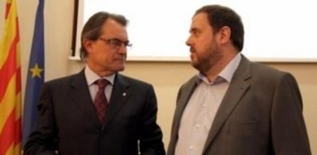 El president de la Generalitat, Artur Mas, con el alcalde de Sant Vicenç dels Horts y presidente de ERC, Oriol Junqueras, durante la recepción en el consistorio