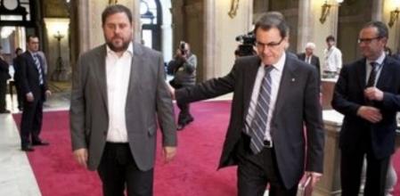El president de la Generalitat, Artur Mas, y el de ERC, Oriol Junqueras, en los pasillos del Parlament de Catalunya