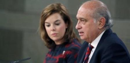 La vicepresidenta y ministra de la Presidencia, Soraya Saenz de Santamaría, y el ministro de Interior, Jorge Fernández Díaz, durante la rueda de prensa posterior al Consejo de Ministros.