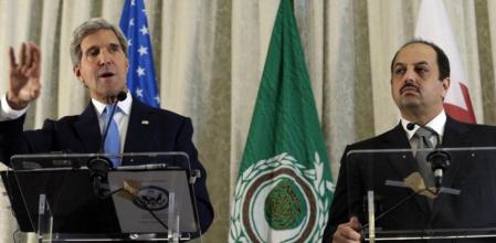 El secretario de Estado de EE.UU., John Kerry responde a una pregunta durante una rueda de prensa con el ministro de Relaciones Exteriores de Qatar, Khalid Al Attiya en la Embajada de Estados Unidos de París