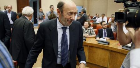 El líder de la oposición, Alfredo Pérez Rubalcaba, llega a la reunión de su grupo parlamentario en el día en el que el Congreso retoma las sesiones ordinarias tras el periodo vacacional