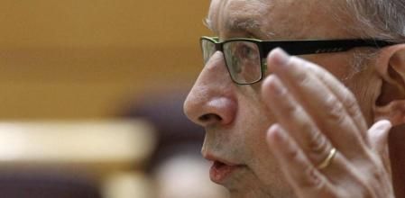 El ministro de Hacienda, Cristóbal Montoro, durante una de sus intervenciones en la sesión de control al Gobierno que se ha celebrado en el primer pleno del Senado del nuevo período de sesiones