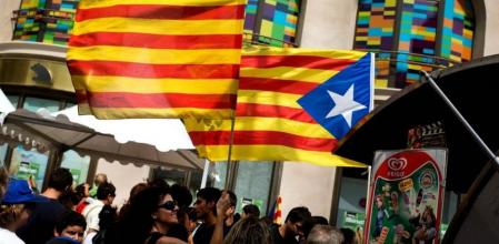 Una joven con una senyera en plaza Catalunya de Barcelona durante la Diada de Catalunya de 2012