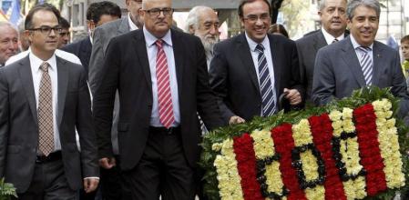 Los dirigentes de CDC, Jordi Turull, Josep M.Coromina, Josep Rull y Francesc Homs, durante la tradicional ofrenda floral ante el monumento de Rafael Casanova