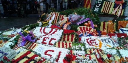 Ofrendas florales frente a la estatua a Rafael Casanova en Barcelona