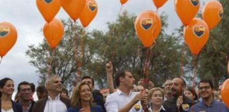 El presidente de Ciutadans, Albert Rivera (4d), asiste al acto organizado por esta formación con motivo de la Diada de Cataluña, en el que han soltado globos con un corazón con las banderas catalana, española y europea, esta mañana en el Paseo de la Barceloneta.