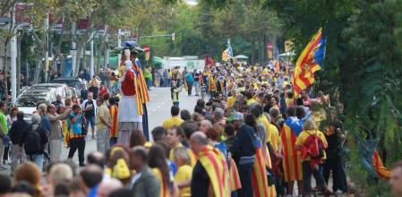 La cadena humana organizada por la ANC, en su paso por la Barceloneta