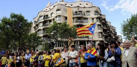 Imagen de la Via Catalana pasando ante La Pedrera de Gaudí