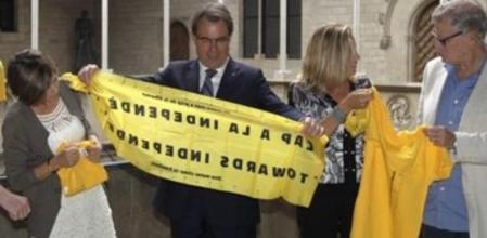 El president de la Generalitat, Artur Mas, recibe a los miembros de la ANC en el Palau.