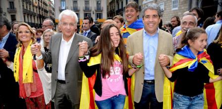 Los consellers Ferran Mascarell y Francesc Homs participaron en la cadena humana en la plaza Sant Jaume