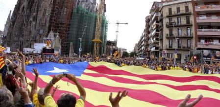 Cientos de personas congregadas frente a la Sagrada Familia participan en la cadena humana por la independencia