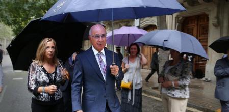 Josep Antoni Duran Lleida y Joana Ortega, durante la ofrenda floral al monumento de Rafael Casanova