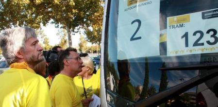 Leridanos subiendo a los autocares que les llevarían a los diversos tramos de la Via Catalana