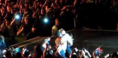 Instante en el que un fan agarra a la cantante norteamericana