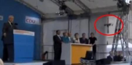 Momento en el que el 'drone' pasa cerca de la canciller alemana