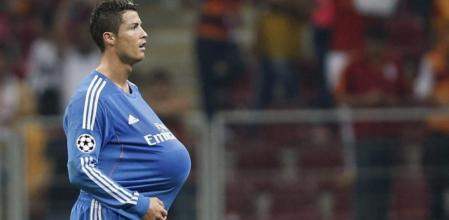 El delantero portugués del Real Madrid, Cristiano Ronaldo, sale del campo con el balón tras conseguir marcar tres goles ante el Galatasaray, en el primer partido del grupo B de la Liga de Campeones disputado en Estambul, Turquía, el 17 de septiembre del 2013