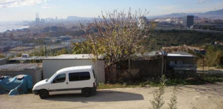 Instalaciones irregulares donde se cuidan perros de caza en Badalona