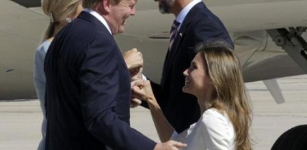 Letizia se inclina ante los reyes de Holanda.
