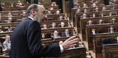 El secretario general del PSOE, Alfredo Pérez Rubalcaba, durante su intervención hoy en la sesión de control al Gobierno del pleno del Congreso.
