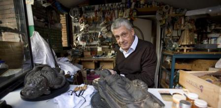 El hotelero y coleccionista de arte antiguo Jordi Clos, en casa y taller