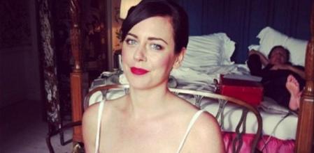 La cuñada de Cameron colgó esta foto de Alice Sheffield preparada para su boda; el 'premier', relajado en la cama, detrás.