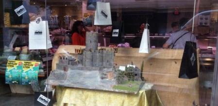 Los escaparates de los comercios de Moià se preparan para el fin de semana de gangas y tapas