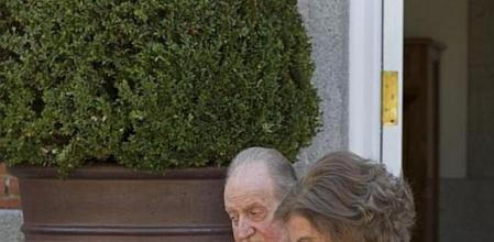 El Rey y la Reina frente al Palacio de la Zarzuela