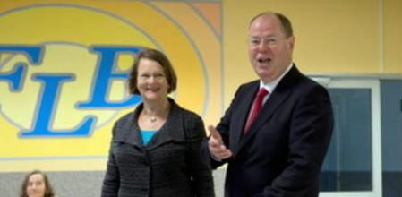 Steinbrück vota en un colegio electoral de Bonn, acompañado por su mujer, Gertrud