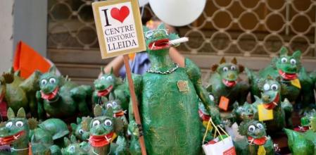 Una de las esculturas del Marraco de Lleida, realizada por Domingo Caballero, luciendo el eslogan en la Fira i Ritmes del Carrer Cavallers