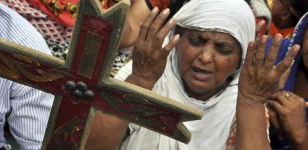 Miembros de la minoría cristina paquistaní rezan por las víctimas del atentado suicida de ayer en Peshawar durante una concentración en Karachi