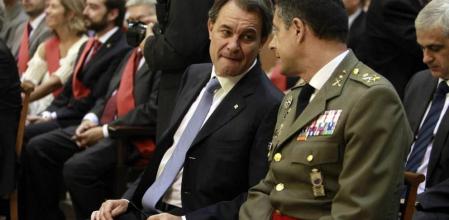 El presidente de la Generalitat, Artur Mas, y el teniente general del ejército Ricardo Álvarez Espejo, máximo representante del ejército en Catalunya, durante la misa de la Solemnidad de la Mercè