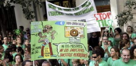 Miles de personas se han concentrado este martes frente a la sede del Parlament para secundar la huelga indefinida de docentes y en contra del decreto de trilingüismo