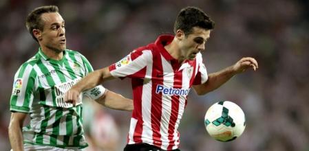 El centrocampista del Athletic Club Markel Susaeta avanza con el balón perseguido por el defensa del Real Betis Nacho Pérez