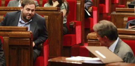 El líder de ERC, Oriol Junqueras, habla de forma distendida con el president del Govern de Catalunya, Artur Mas, en los instantes previos a la segunda jornada del último debate de política general en el Parlament