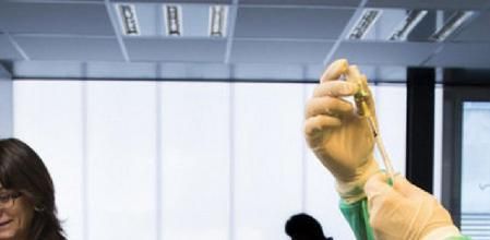 A cuatro portadores del VIH, que no quieren que se les reconozca en las fotos, se les va a inyectar una vacuna en la UPIC del hospital Germans Trias i Pujol de Badalona. El ensayo,con 24 pacientes, se realiza conjuntamente con el Clínic. En IrsiCaixa lo coordina la investigadora Beatriz Mothe, que en la imagen habla con un paciente