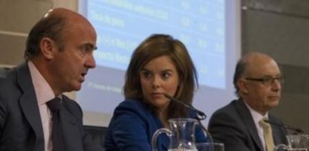 Imagen de la rueda de prensa posterior al Consejo de Ministros con los ministros Montoro y De Guindos y la vicepresidenta Soraya Sáenz de Santamaría