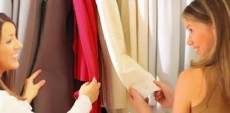 Muchos consumidores acuden a las tiendas para ver y probar productos pero después los compran a través del móvil