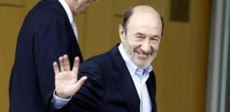 Alfredo Pérez Rubalcaba saluda a su llegada esta mañana al Hospital Quirón Madrid para visitar al Rey