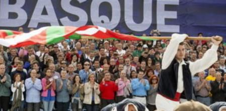 Un grupo de 'dantzaris' actúa ante los asistentes al 'Alderdi Eguna' (Día del Partido), fiesta anual del PNV