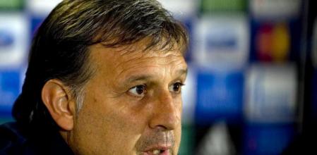 El entrenador argentino del Barcelona, Gerardo 'Tata' Martino, comparece en una rueda de prensa en el estadio Celtic Park de Glasgow, Escocia, Reino Unido, hoy, lunes 30 de septiembre de 2013. El Barcelona se enfrentará mañana al Celtic de Glasgow en un partido del grupo H de la Liga de Campeones
