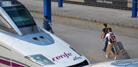 Ave estacionado en la estación de tren Lleida-Pirineus